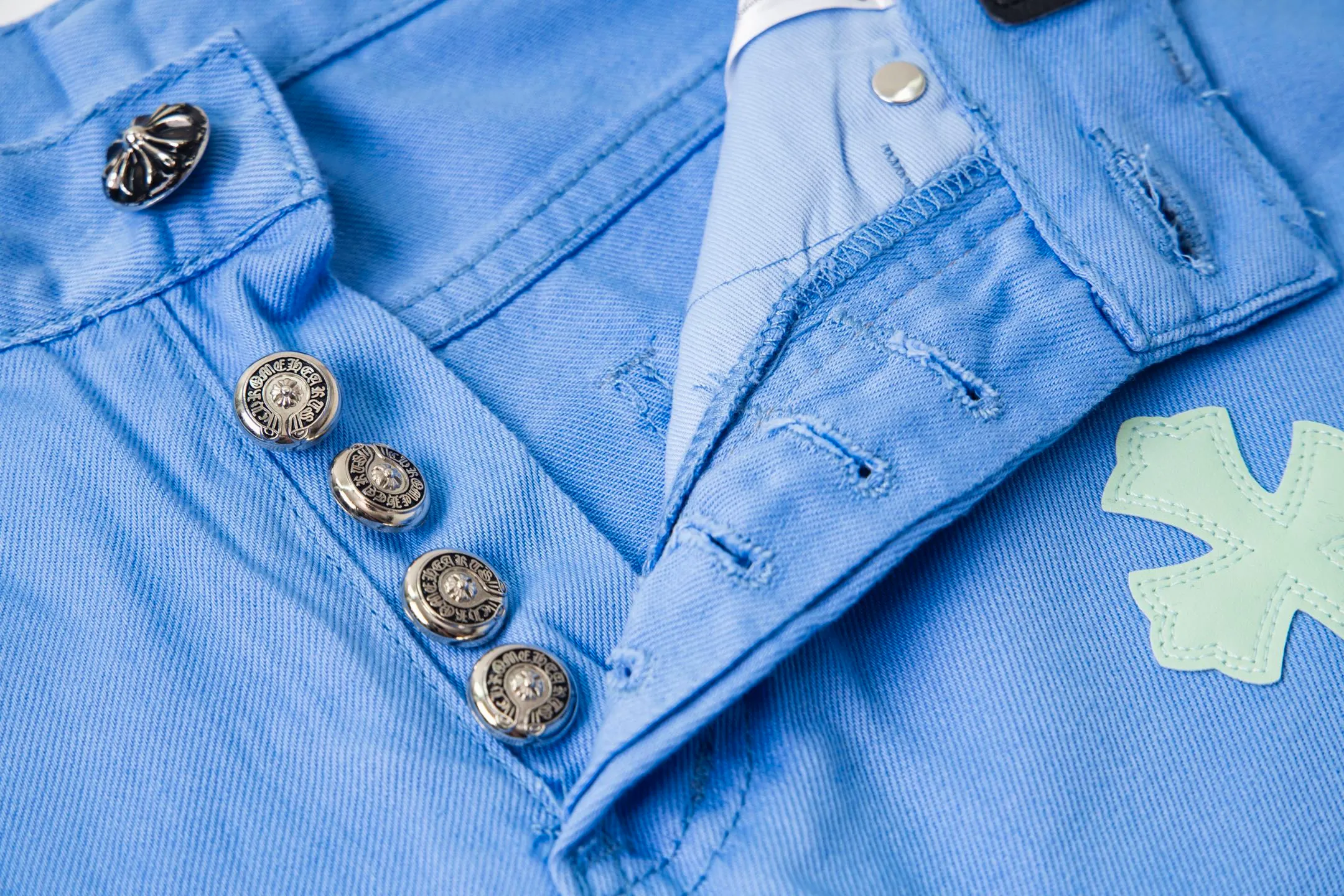 P270 CHROME HEARTS 25ss dopamine light blue cross patch leather washed jeans - Full of exploring the ultimate in fashion, Chrome Hearts' new Chrome Hearts pants not only present a unique style, the fresh ice blue color looks particularly youthful and energetic. The mid-high waist design is paired with a lazy and casual style, which not only shows long legs but also maintains a casual feel. It is a must-have fashion choice for trendy men and trendy women. Style number: 1752# Color: Dopamine light blue Size: 28 30 32 34